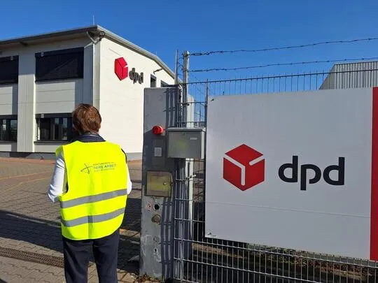 Igor Solomonov verteilt Flyer vor DPD.